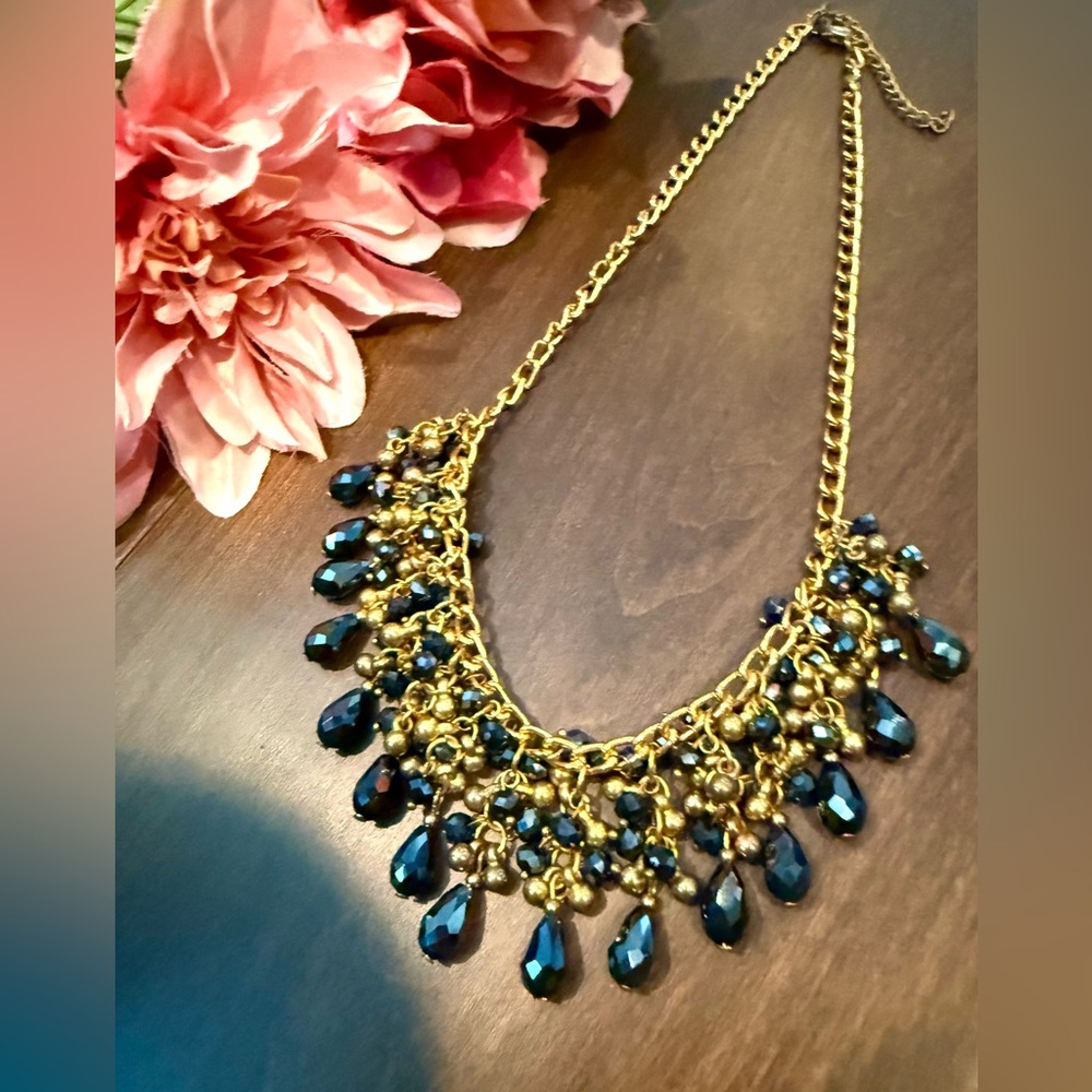 Beautiful Costume Jewelry Statement Necklace - Picture 5 of 9